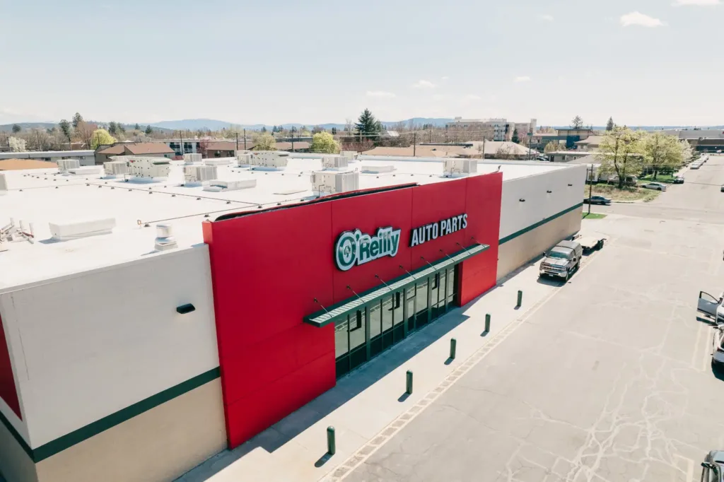 O’Reilly Auto Parts Storefront Aluminum Canopy The image shows an O’Reilly Auto Parts storefront with a green aluminum canopy from Vestis installed along the building’s front entrance.